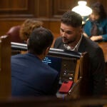 Pedro Sánchez y Gabriel Rufián hablan durante el Pleno del Congreso de los Diputados