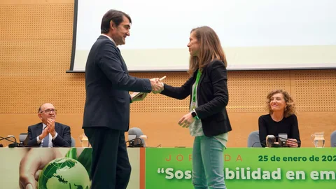 El consejero Juan Carlos Suárez-Quiñones, entrega las distinciones a las empresas de Castilla y León que han implantado distintas medidas medioambientales.