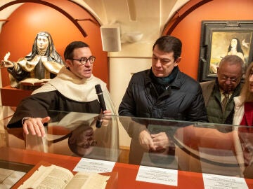 El presidente de la Junta de Castilla y León, Alfonso Fernández Mañueco, visita el Ayuntamiento de Alba de Tormes y la exposición "Teresa de Jes�ús: Mujer, Santa, Doctora"