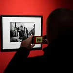 Foto Nostrum reúne medio centenar de las fotografías más icónicas del francés Robert Doisneau en una exposición, entre ellas el famoso beso &quot;Le Baiser de l&#39;Hôtel de Ville&quot;