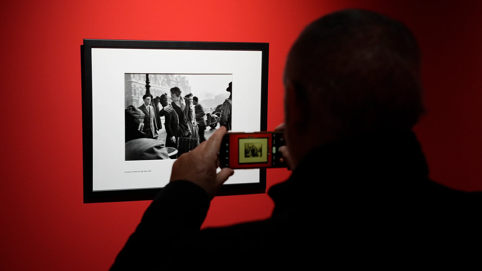 Foto Nostrum reúne medio centenar de las fotografías más icónicas del francés Robert Doisneau en una exposición, entre ellas el famoso beso "Le Baiser de l'Hôtel de Ville"