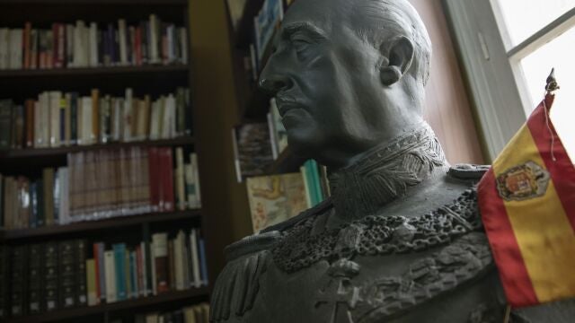 Uno de los bustos de Franco que se conservan en la fundación que lleva su nombre en Madrid