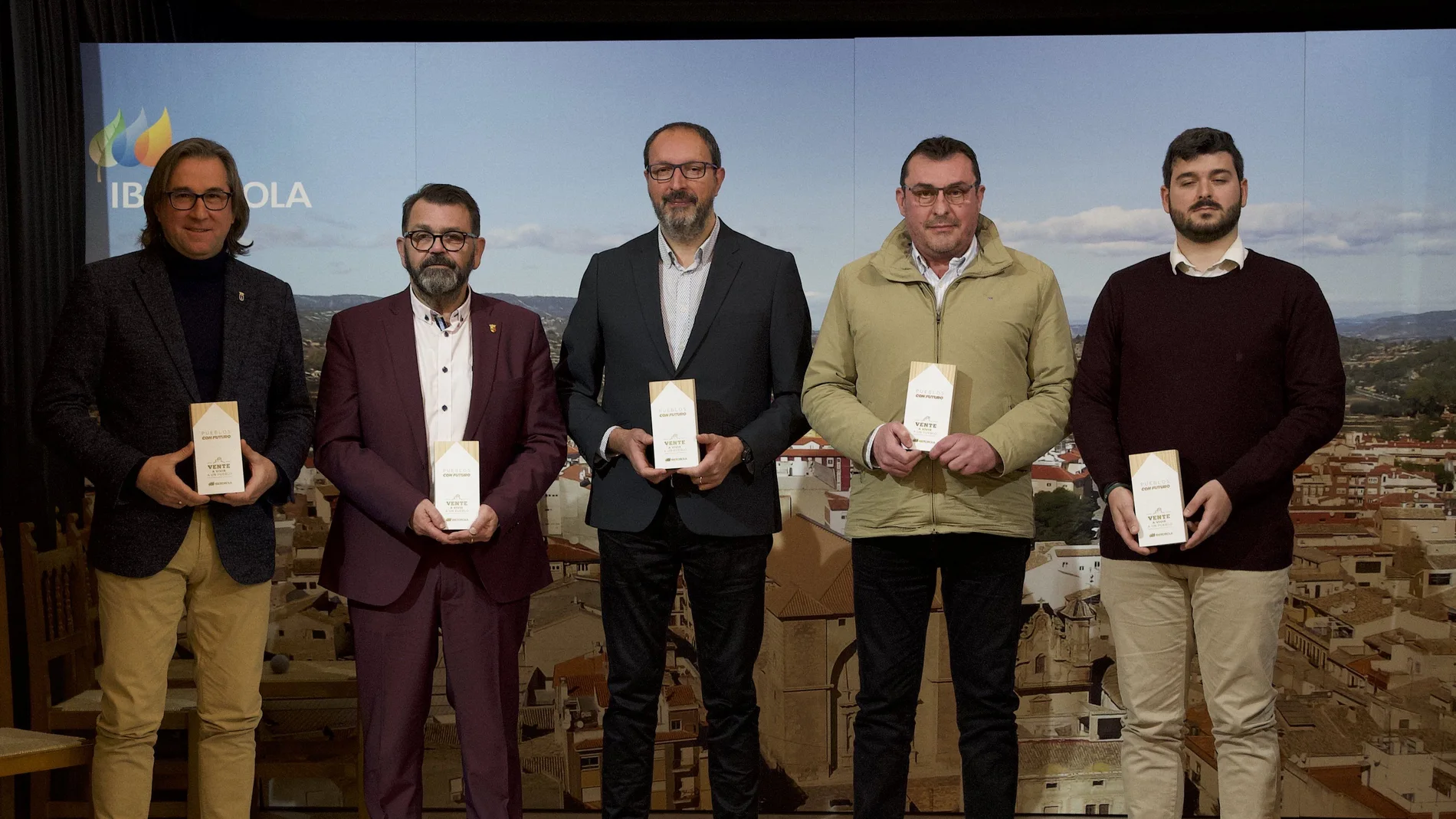 Alcaldes de Ayora, Zarra, Millares, Cofrentes y Cortes de Pallás (de izq. a der.)