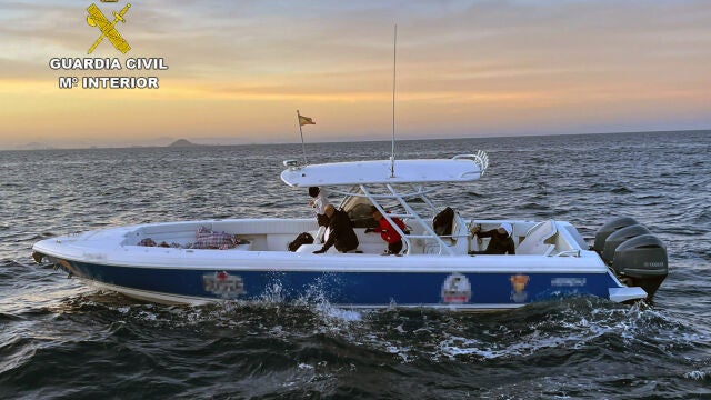 La Guardia Civil sorprende a cuatro personas a bordo de una embarcación robada el día anterior en Altea (Alicante)