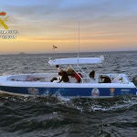 La Guardia Civil sorprende a cuatro personas a bordo de una embarcación robada el día anterior en Altea (Alicante)