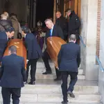 Varios hombres trasladan los féretros de madre e hija asesinadas presuntamente por el novio de la primera para el funeral en la iglesia parroquial de La Inmaculada Concepción