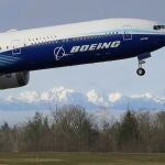 Un Boeing 777X despega en las inmediaciones de la fábrica de la compañía en Everett (Washington)