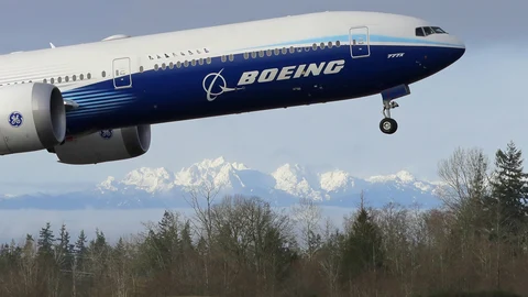 Un Boeing 777X despega en las inmediaciones de la fábrica de la compañía en Everett (Washington)