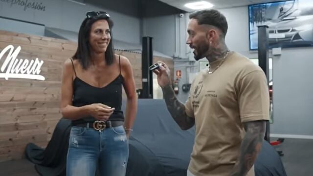 Momento en el que el influencer Juan Faro entrega a Paloma las llaves del coche que le había tocado