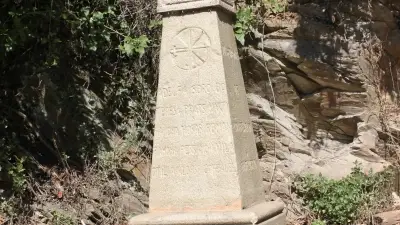 Monumento en honor a las monjas asesinadas en este punto.