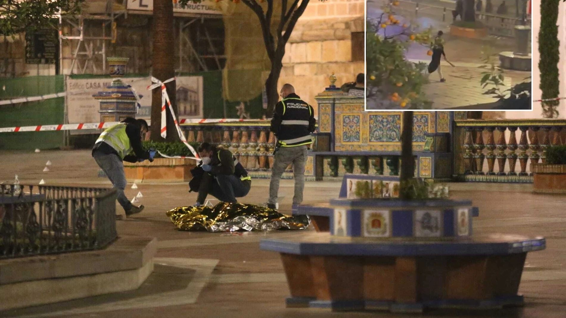 Efectivos sanitarios y policiales cubren el cadáver del sacristán fallecido en Algeciras. En el recuadro, el presunto asesino pasea con el machete tras cometer el atentado.