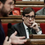 El presidente de la Generalitat, Pere Aragonès, y el líder del PSC, Salvador Illa, durante la sesión de control al gobierno catalán este miércoles