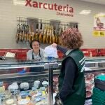 Sección de carnicería y charcutería de un supermercado