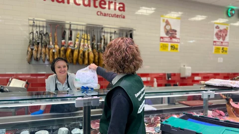 Sección de carnicería y charcutería de un supermercado