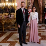 GRAF2589. MADRID, 25/01/2023.- El rey Felipe VI y la reina Letizia, junto al presidente del Gobierno, Pedro Sánchez (i), a su llegada a la recepción en honor del cuerpo diplomático acreditado en España, este miércoles en el Palacio Real en Madrid. EFE/ Chema Moya