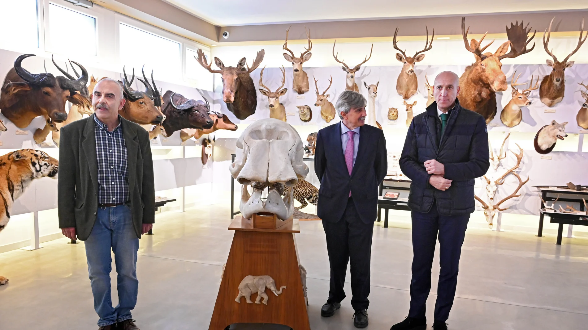 l rector, Juan Francisco García Marín, acompañado del alcalde, José Antonio Diez, asiste a la inauguración oficial del Museo de Colecciones de la Universidad de León