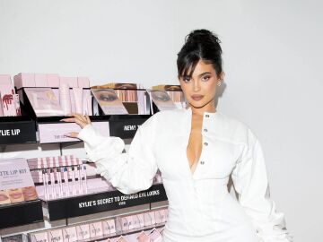 Kylie Jenner, delante delstand de su firma Kylie Skin