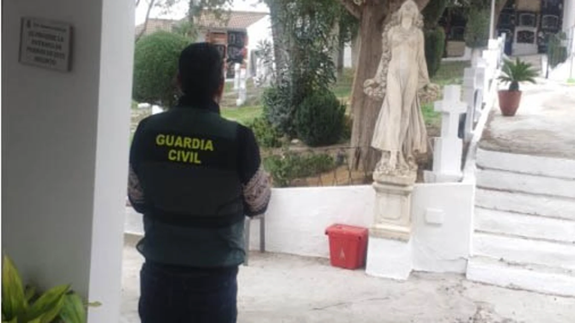 Agente en el cementerio de La Guardia, en Jaén. GUARDIA CIVIL