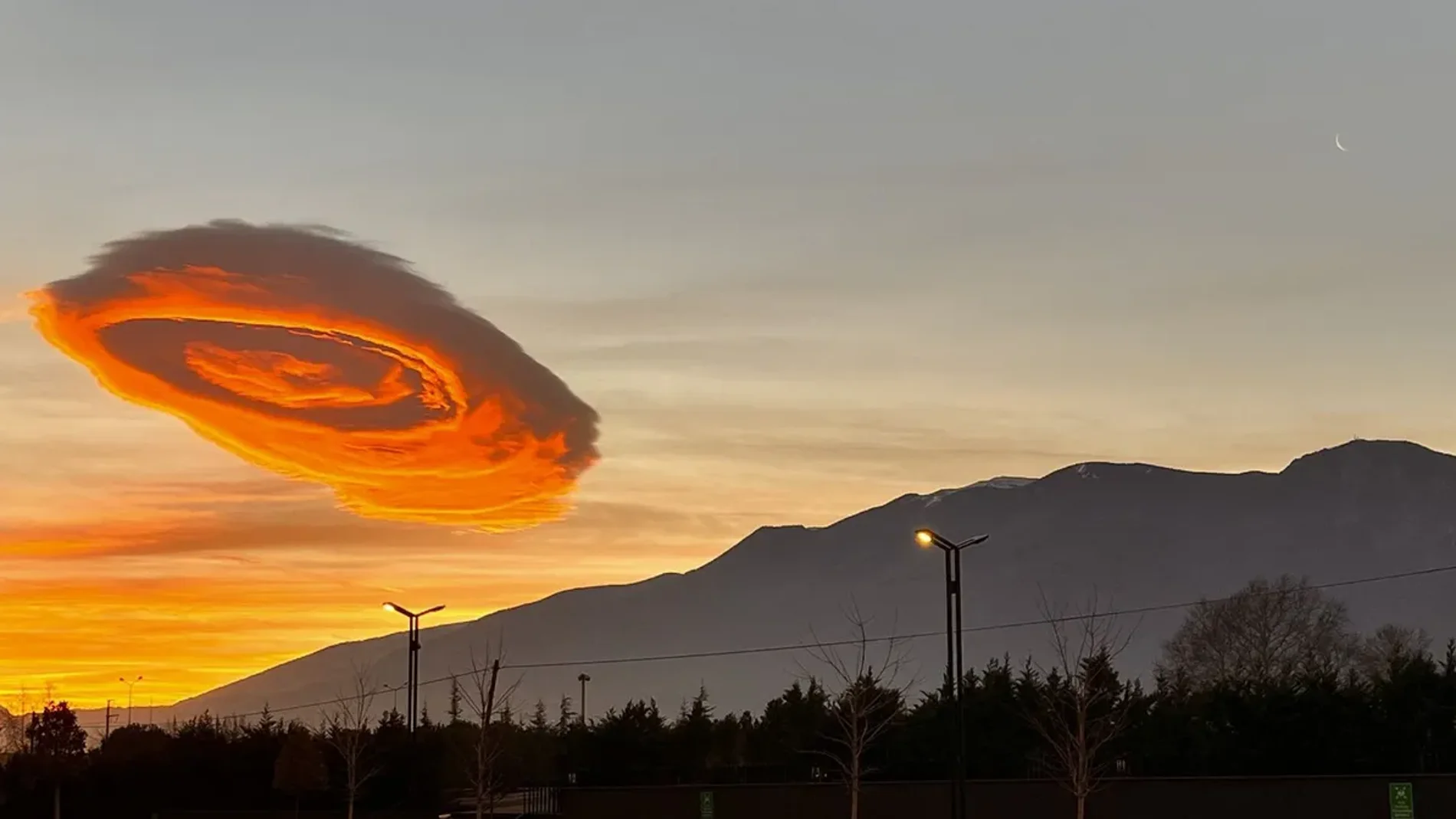 Así se produce el fenómeno de la nube con aspecto de Ovni vista en el cielo de Turquía.