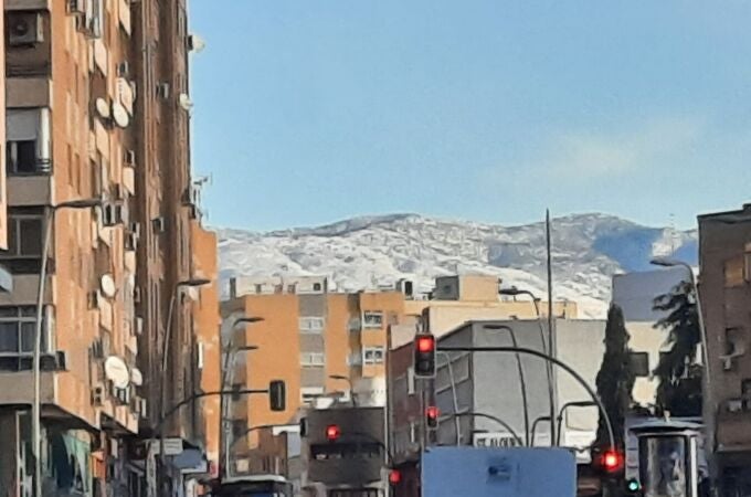 Vista de la nieve que cubre Sierra Alhamilla desde la carretera de Ronda de la capital almeriense. EUROPA PRESS