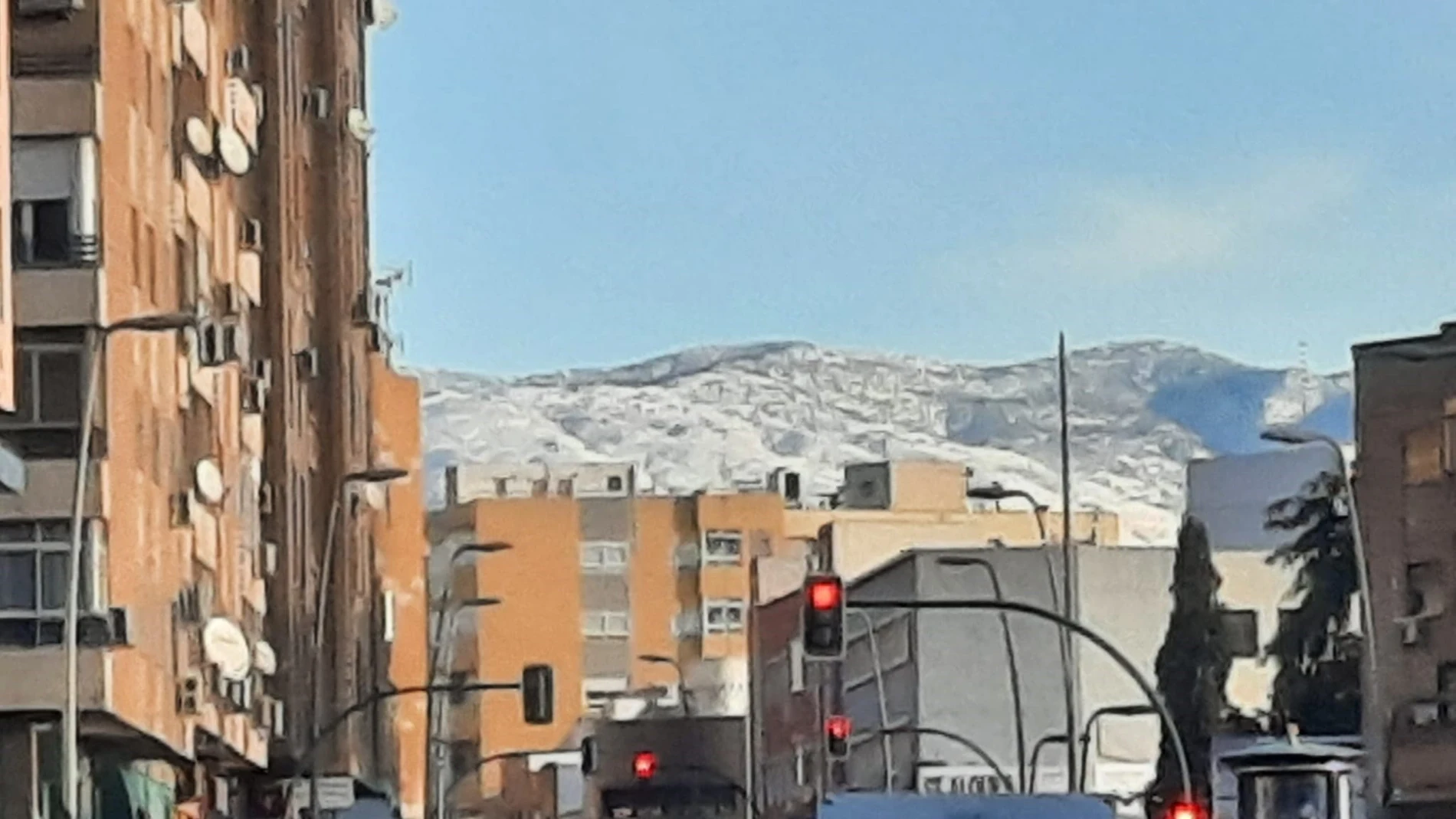 Vista de la nieve que cubre Sierra Alhamilla desde la carretera de Ronda de la capital almeriense. EUROPA PRESS