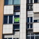 Cartel de se vende en un edificio de Madrid