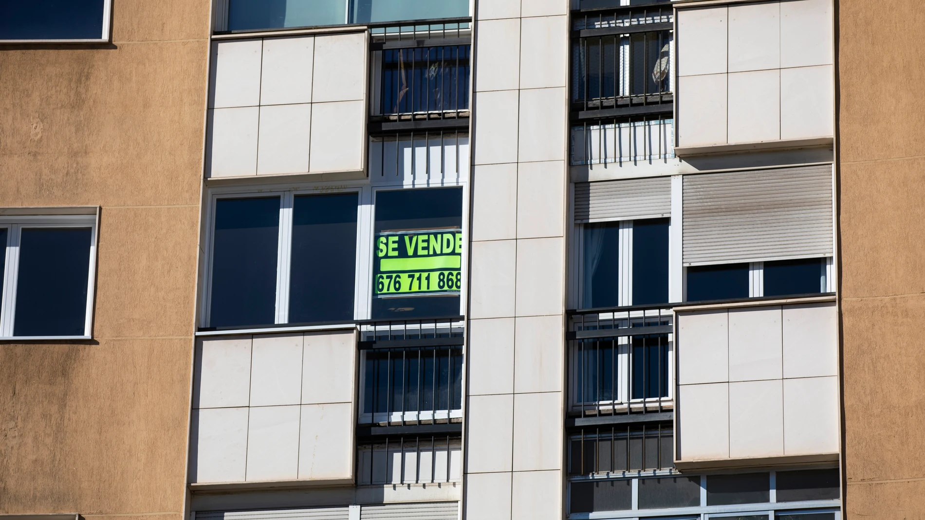 Cartel de se vende en un edificio de Madrid
