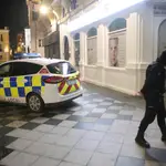 Un policía local corta una calle de Algeciras