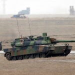 Un carro de combate francés AMX 56 Leclerc durante el ejercicio militar francés 'Eagle Meda 23' celebrado en el campo de tiro de Smardan, a 230 kilómetros al noreste de Bucarest, Rumanía