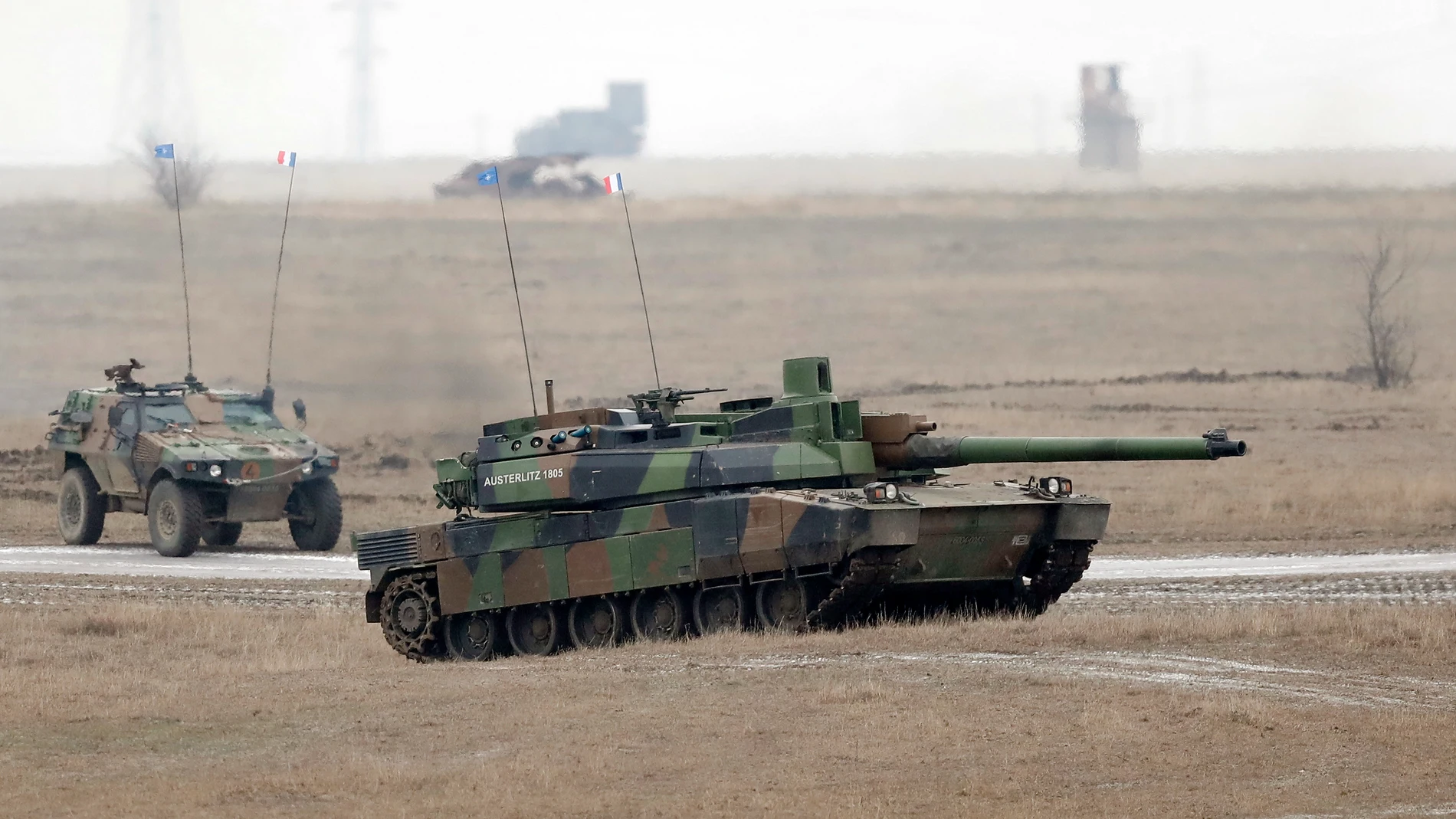 Un carro de combate francés AMX 56 Leclerc durante el ejercicio militar francés 'Eagle Meda 23' celebrado en el campo de tiro de Smardan, a 230 kilómetros al noreste de Bucarest, Rumanía