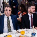(I-D) El portavoz del PNV en el Congreso, Aitor Esteban; el portavoz de ERC en el Congreso, Gabriel Rufián y la delegada del Gobierno de la Generalitat de Catalunya en Madrid, Esther Capella, durante un desayuno informativo de Fórum Europa.