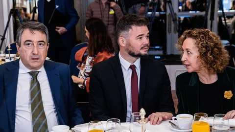 (I-D) El portavoz del PNV en el Congreso, Aitor Esteban; el portavoz de ERC en el Congreso, Gabriel Rufián y la delegada del Gobierno de la Generalitat de Catalunya en Madrid, Esther Capella, durante un desayuno informativo de Fórum Europa.