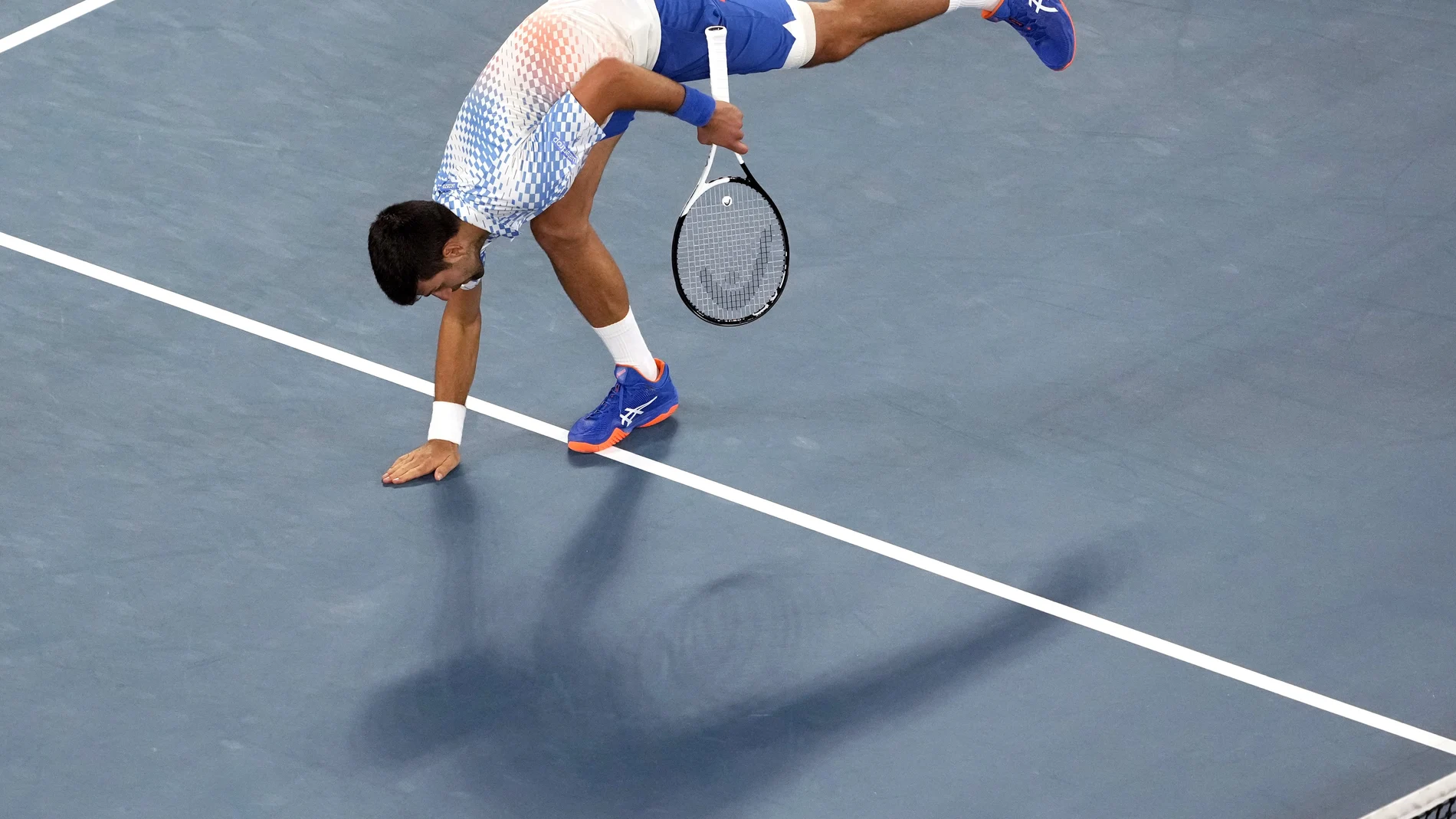 Novak Djokovic hace uno de sus gestos típicos después de ganar un partido en la Rod Laver