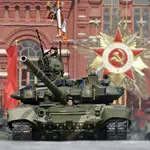 UN carro de combate T-90 en la Plaza Roja de Moscú