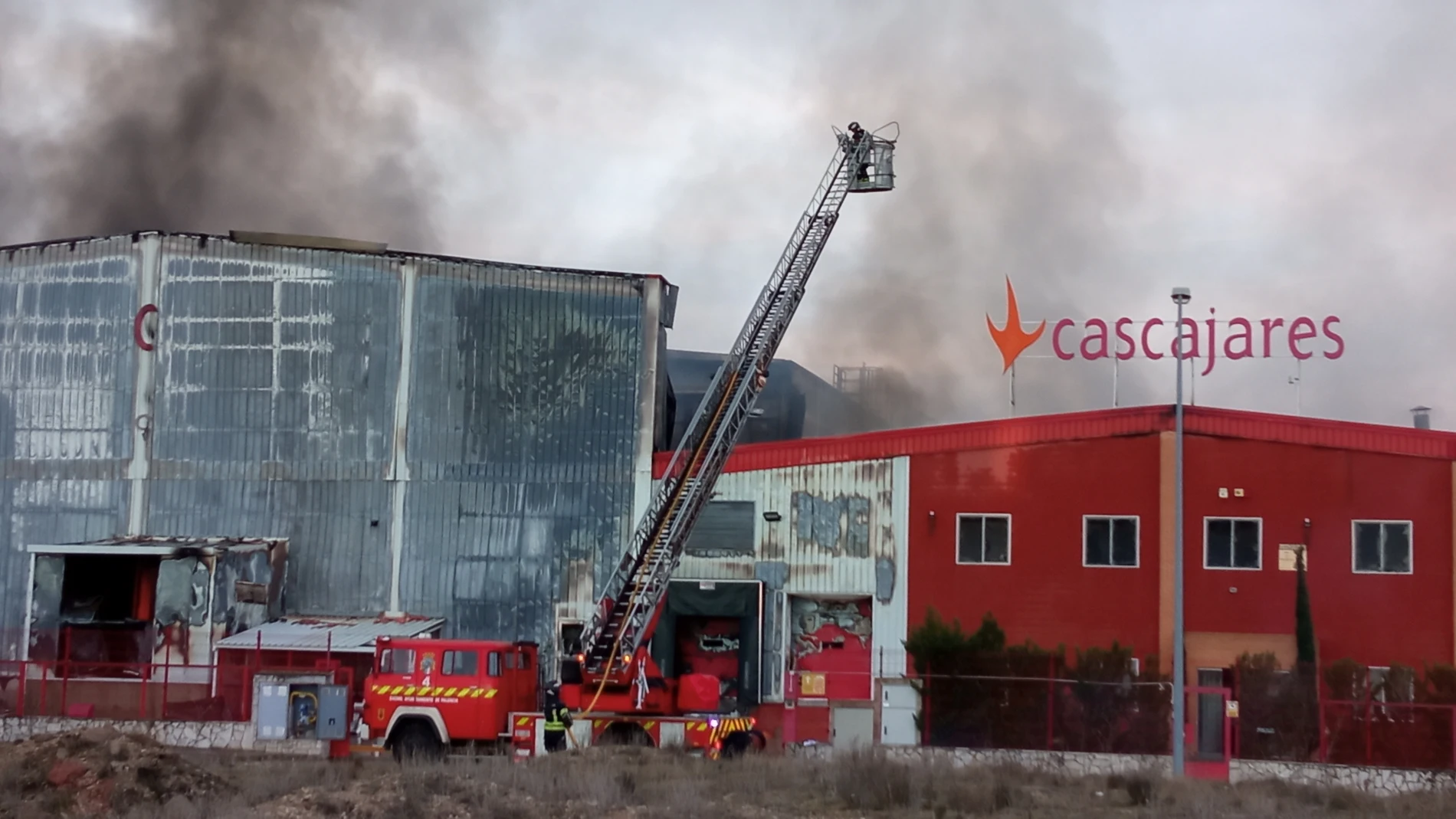 incendio en la empresa Cascajares en el polígono de Dueñas (Palencia)