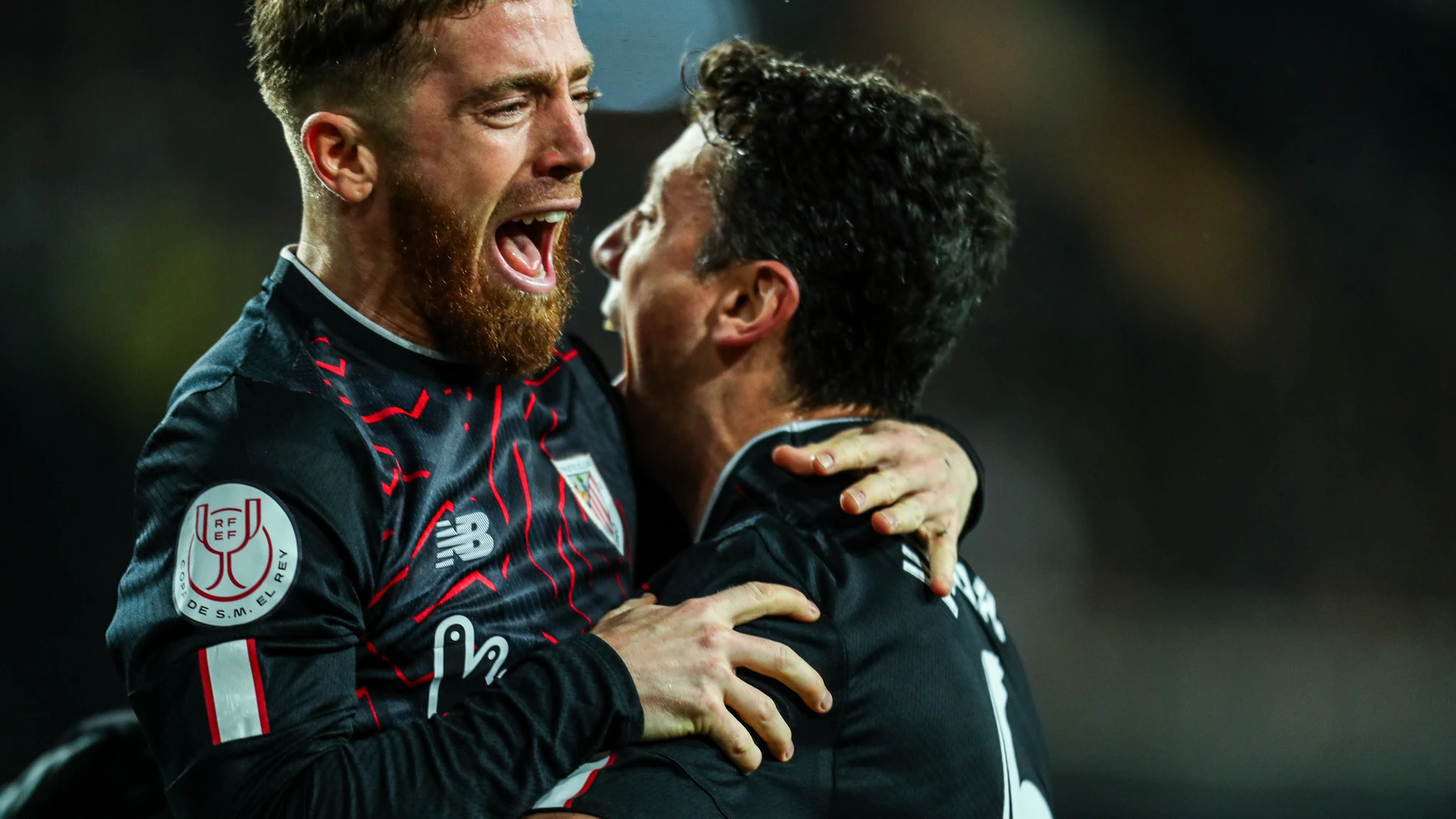 Vesga y Muniain celebran uno de los tres goles del Athletic Club en Mestalla