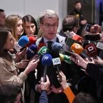 El líder del PP, Alberto Núñez Feijóo, atiende a los medios en Madrid