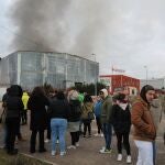 Trabajadores de Cascajares a las puertas de la planta quemada