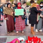 Una mujer sostiene una cartulina con un lema defendiendo el islam, en el sitio donde un hombre de origen marroquí asesinó al sacristán Diego Valencia de la iglesia de la Palma en Algeciras (Cádiz).EFE/Isabel Laguna.