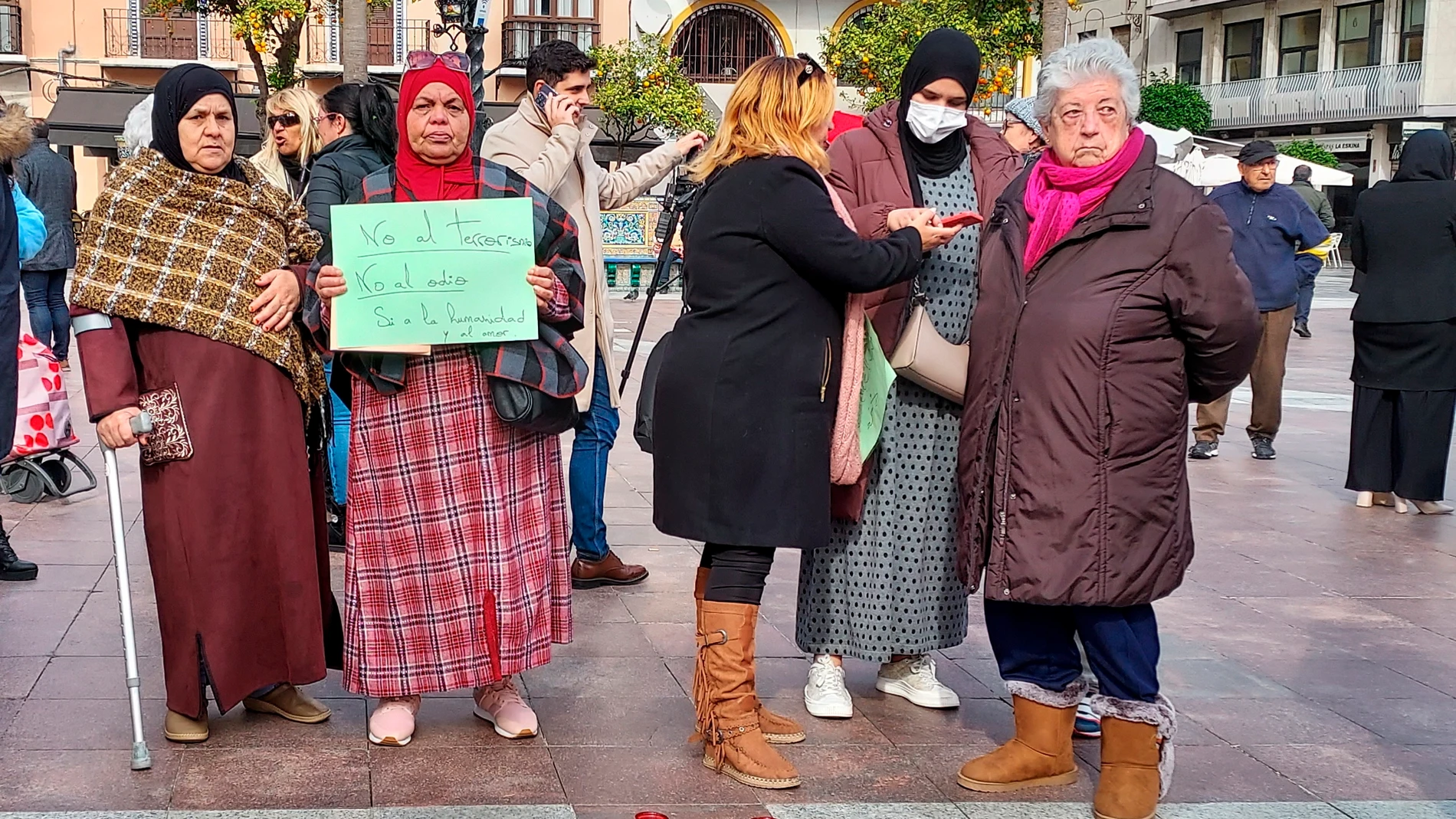 Una mujer sostiene una cartulina con un lema defendiendo el islam, en el sitio donde un hombre de origen marroquí asesinó al sacristán Diego Valencia de la iglesia de la Palma en Algeciras (Cádiz).EFE/Isabel Laguna.
