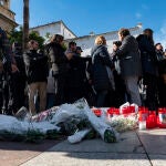 Velas y flores colocadas este jueves en el lugar en el que falleció el sacristán de la Iglesia de La Palma, asesinado por Yasin Kanka, en Algeciras (Cádiz)