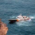 Imagen de la operación en la que la Guardia Civil investiga la procedencia de unos 1.500 kilos de hachís localizados en fardos de unos treinta kilos que han aparecido flotando en diferentes puntos de la Costa de Granada.EFE/Alba Feixas