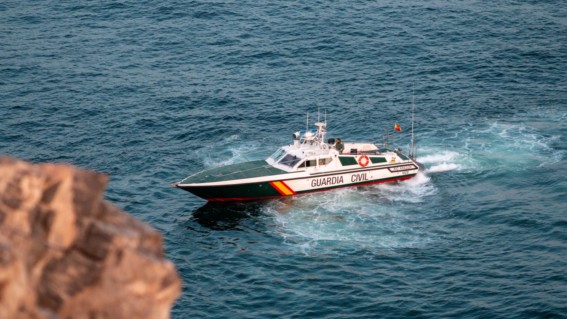 Imagen de la operación en la que la Guardia Civil investiga la procedencia de unos 1.500 kilos de hachís localizados en fardos de unos treinta kilos que han aparecido flotando en diferentes puntos de la Costa de Granada.EFE/Alba Feixas