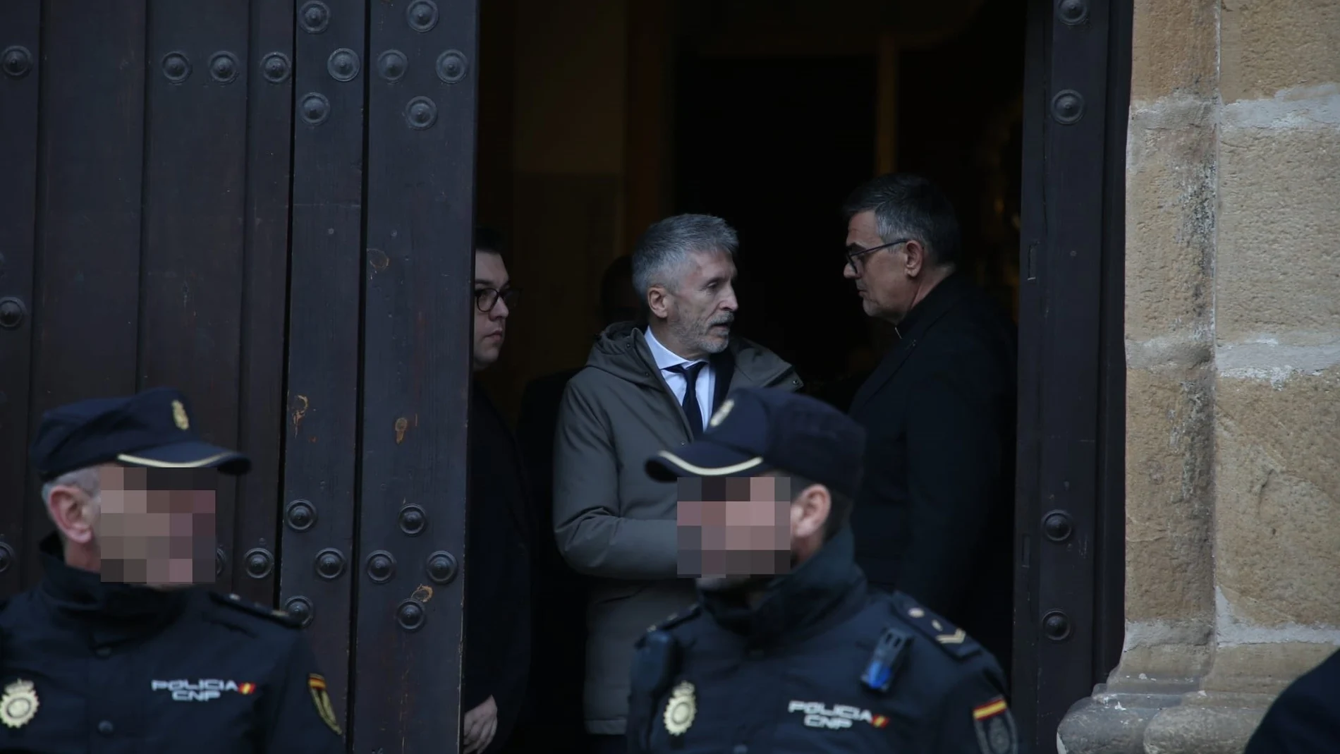 El ministro de Interior, Fernándo Grande-Marlaska, sale de la iglesia de La Palma, en Algeciras (Cádiz), tras un encuentro con su sacerdote
