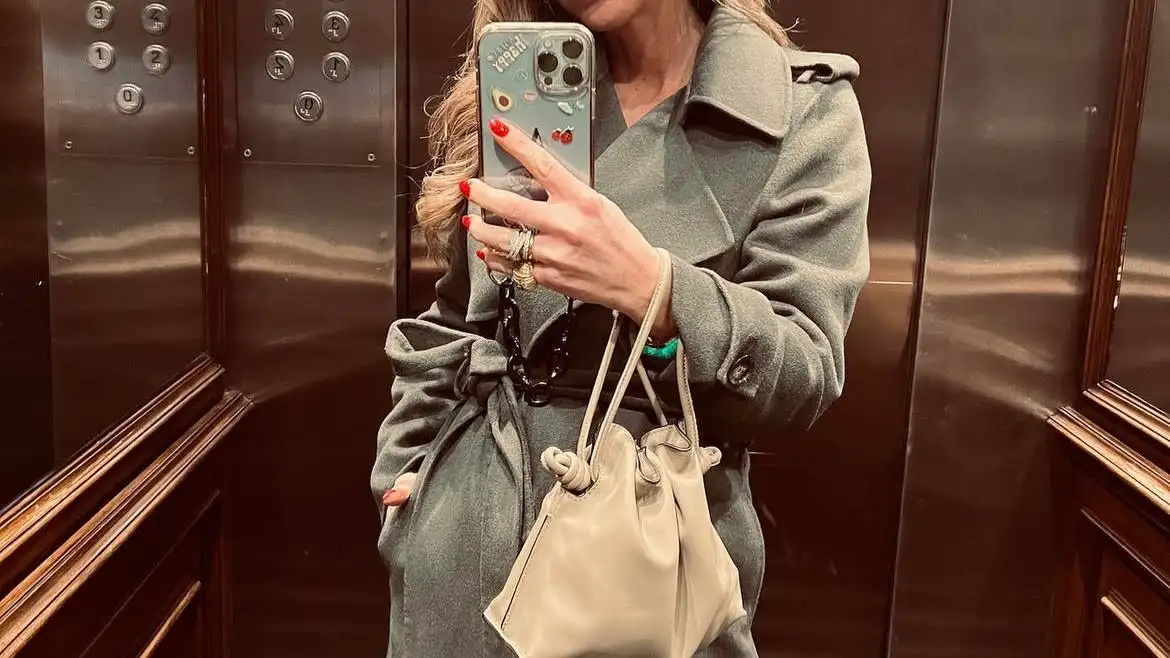 Amelia Bono con abrigo de Massimo Dutti.