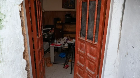 Vista de la entrada de la vivienda de Yasin Kanka este jueves en Algeciras (Cádiz). EFE/ David Arjona