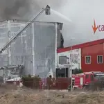 Un incendio calcina naves y oficinas de Cascajares en Dueñas (Palencia)