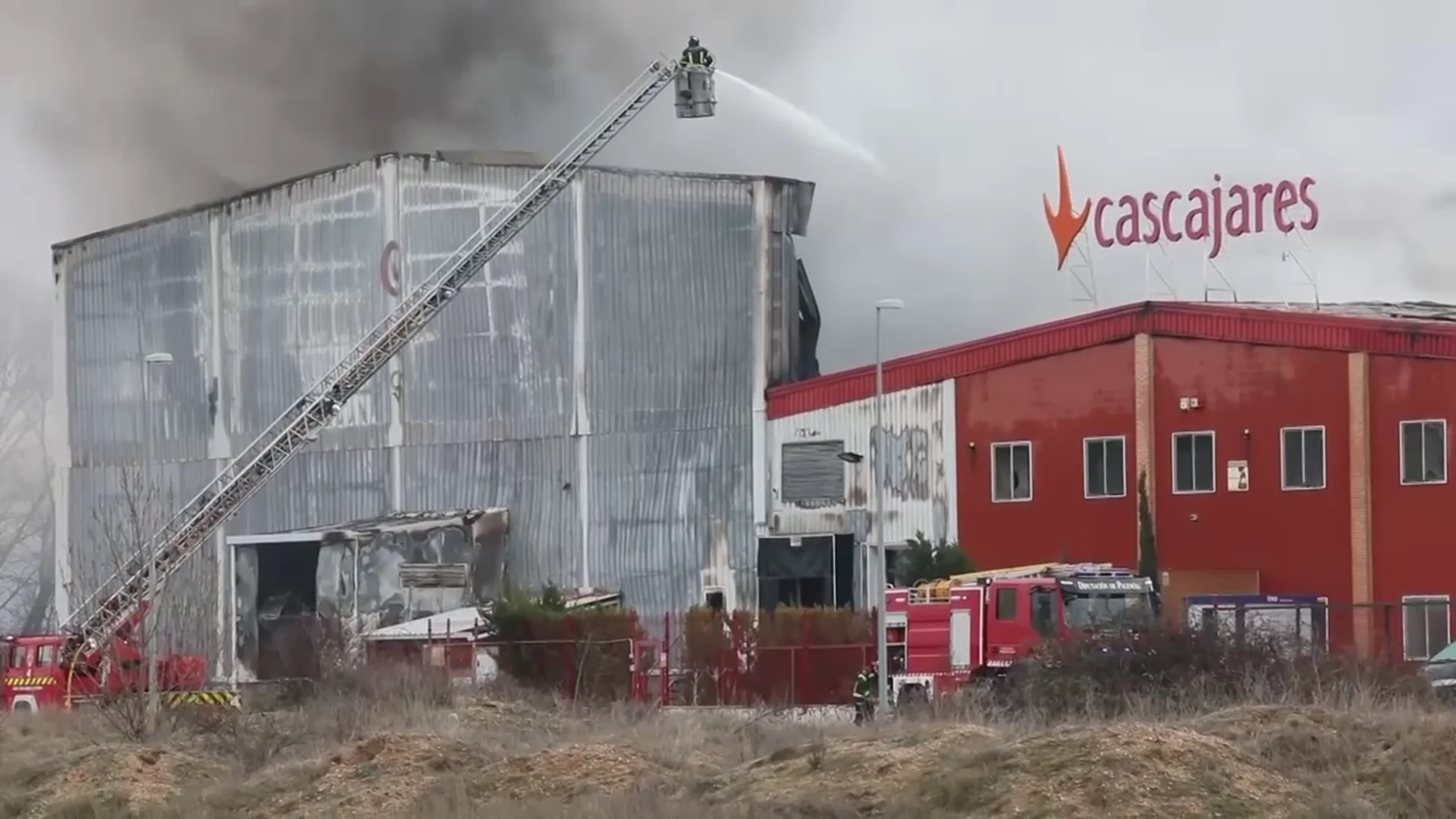 Un incendio calcina naves y oficinas de Cascajares en Dueñas (Palencia)