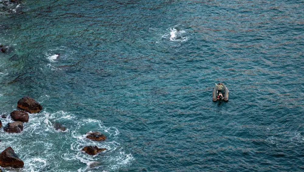 Imagen de la operación en la que la Guardia Civil investiga la procedencia de unos 1.500 kilos de hachís localizados en fardos de unos treinta kilos que han aparecido flotando en diferentes puntos de la Costa de Granada.EFE/Alba Feixas