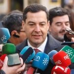 El presidente de la Junta de Andalucía, Juanma Moreno, atiende a los medios. ALEX ZEA (EUROPA PRESS)